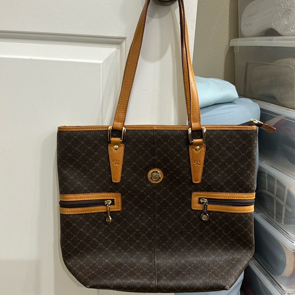 Rioni purse with many pockets.